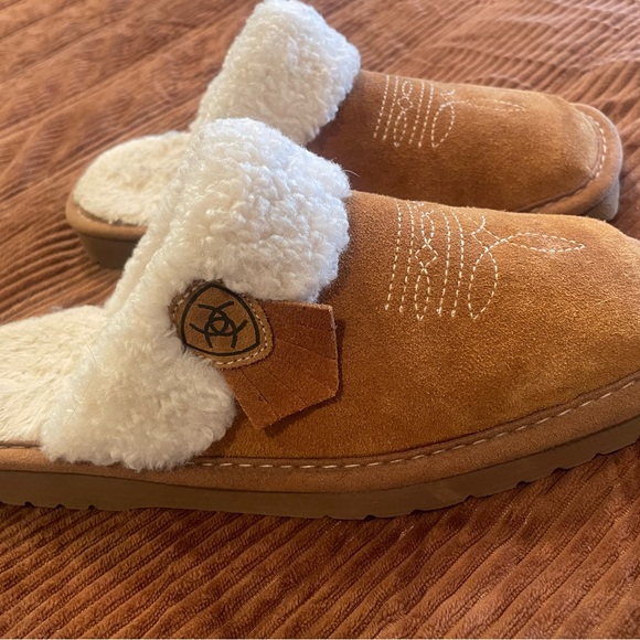 Ariat Tan Suede Mules with White Fur Lining - Picture 2 of 5